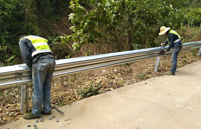 湛江高速公路护栏的定期维护与保养