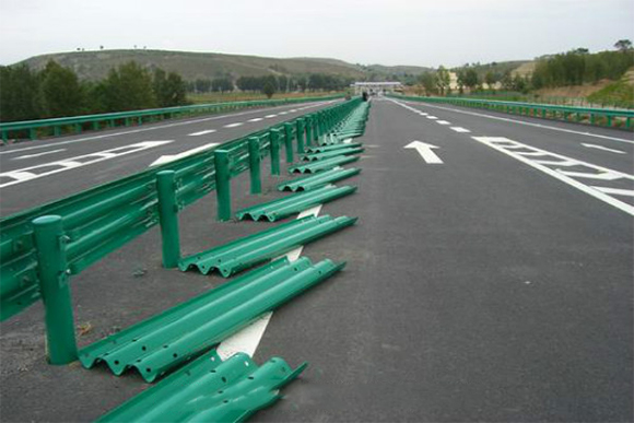 湛江波形护栏的维护与管理确保道路安全的关键步骤