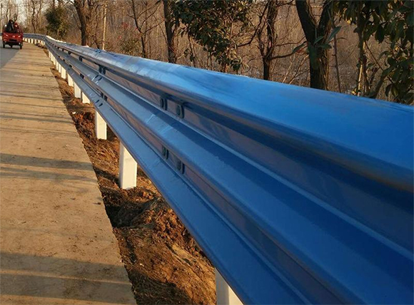 湛江公路波形护栏板的优点